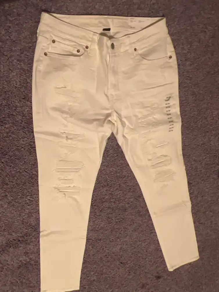 American Eagle white ripped jean 33