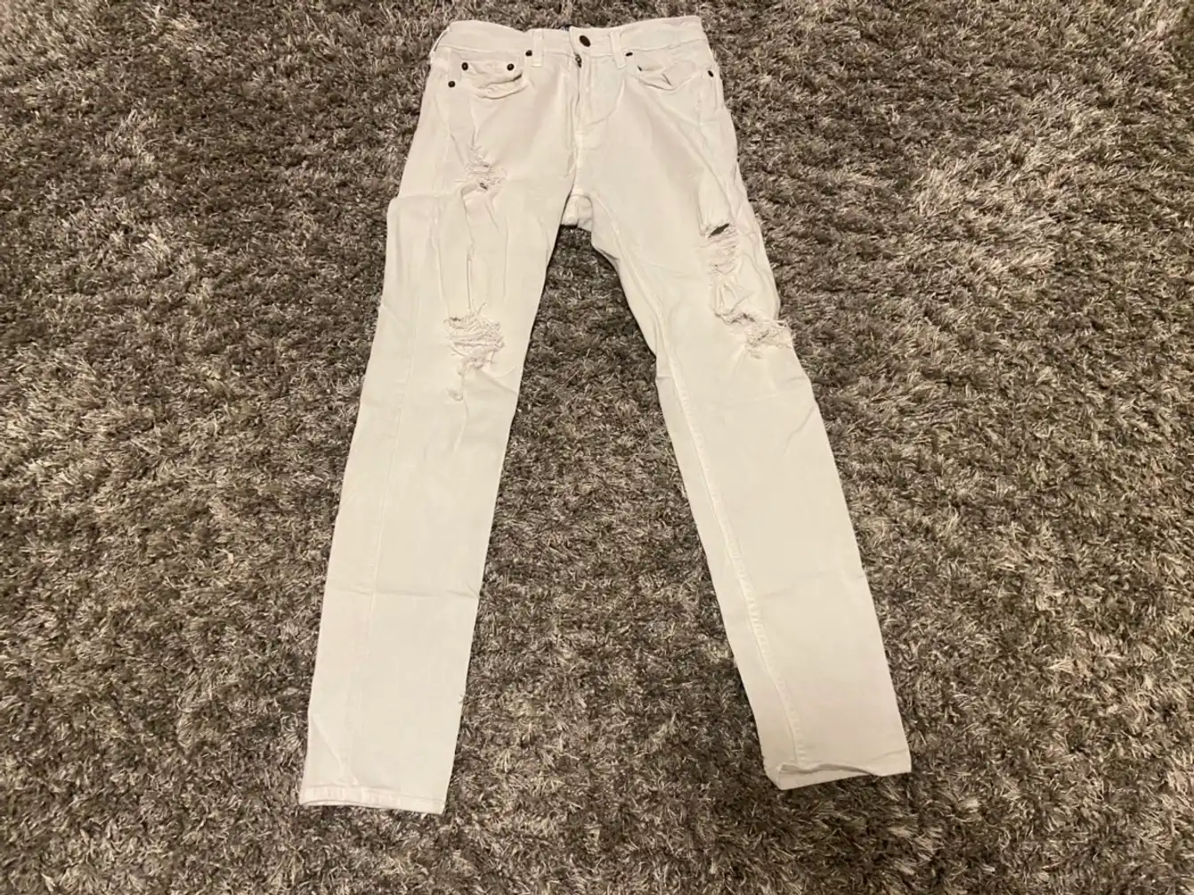 White distressed skinny jeans