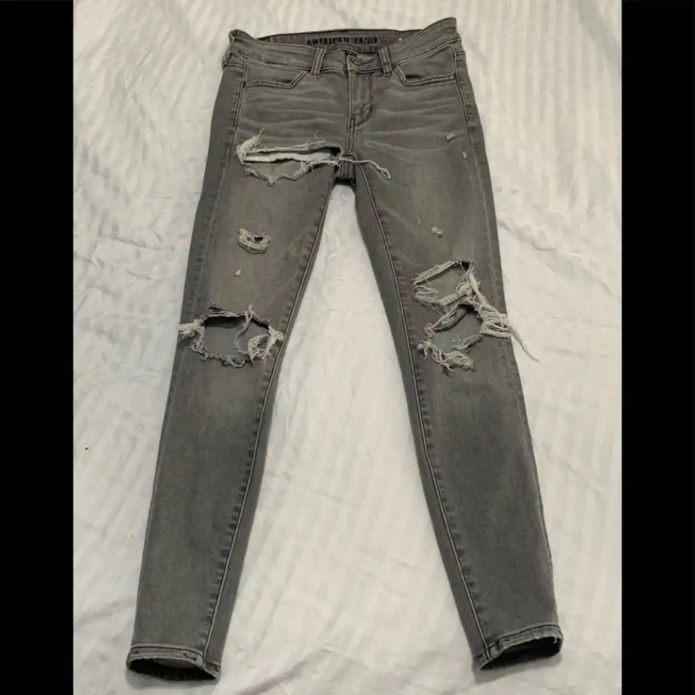 WOMENS AMERICAN EAGLE NEXT LEVEL STRETCH DISTRESSED SIZE 2