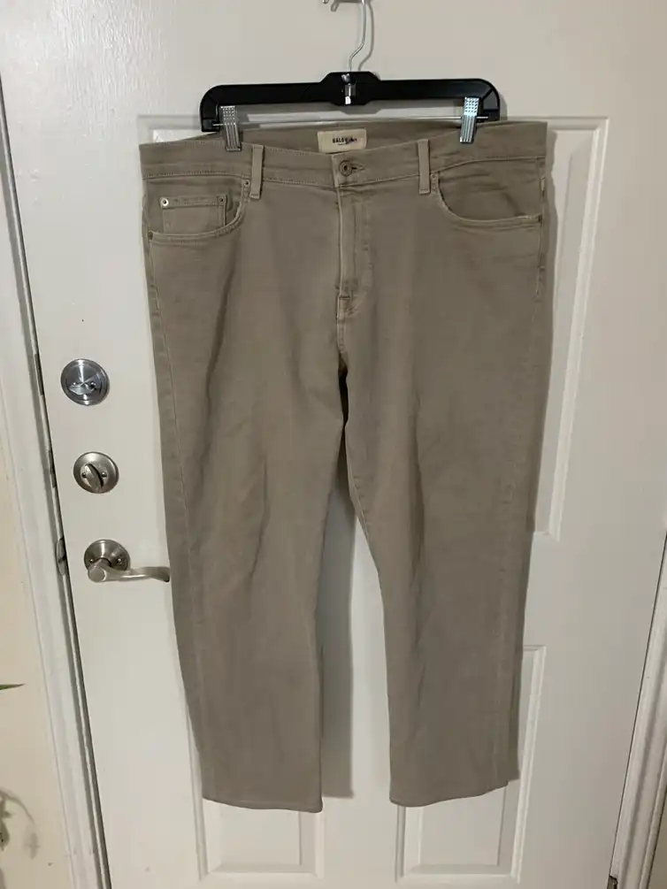 Henley Slim Straight model jeans