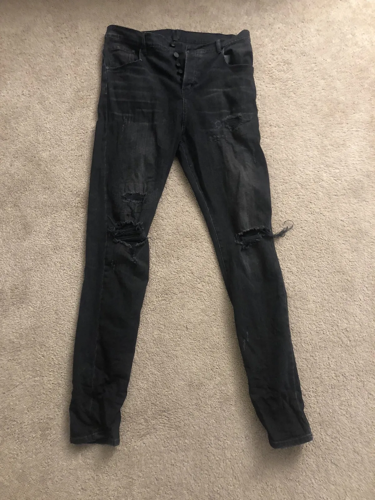 En noir black distressed denim jeans