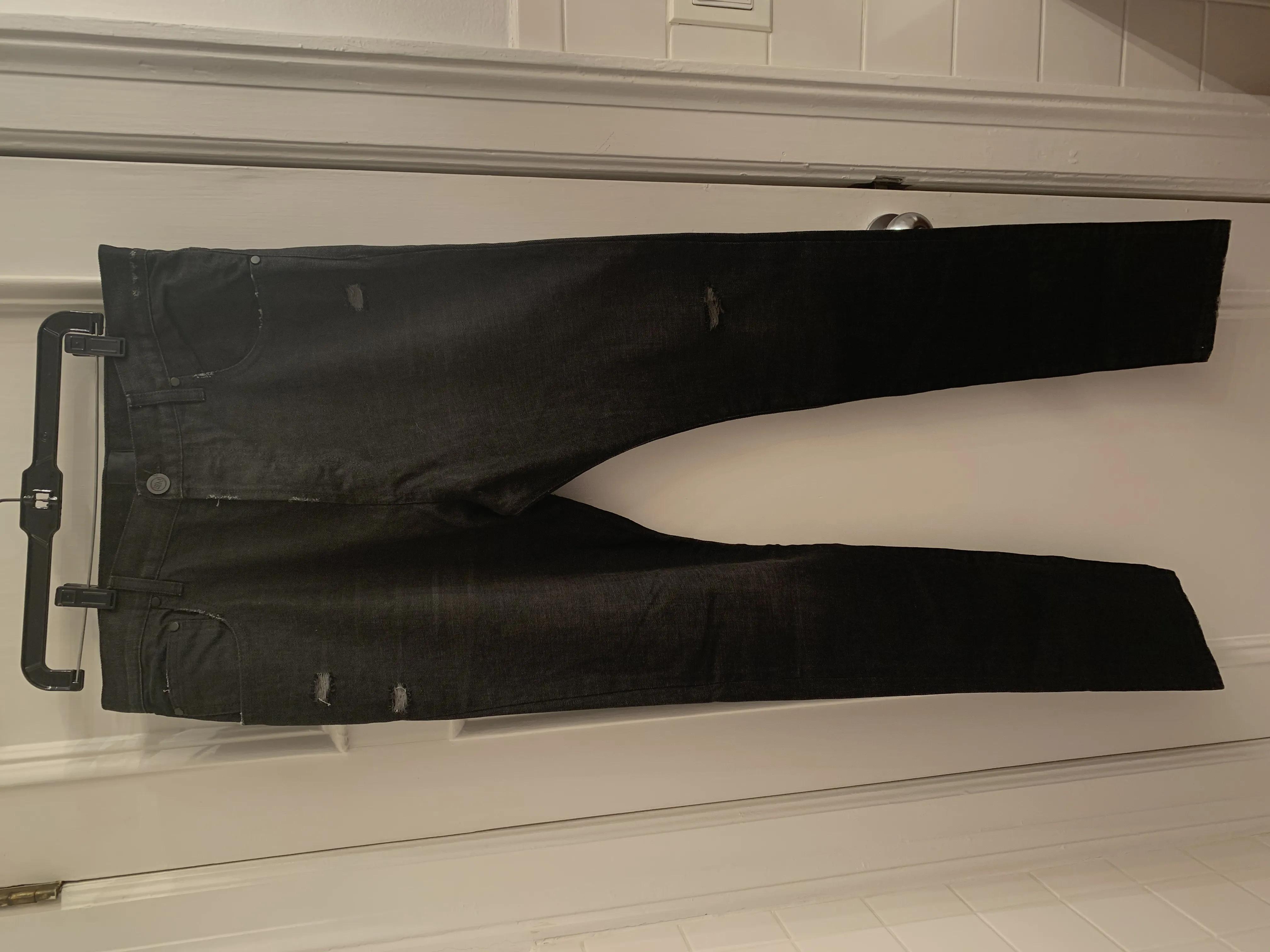En noir black distressed denim jeans