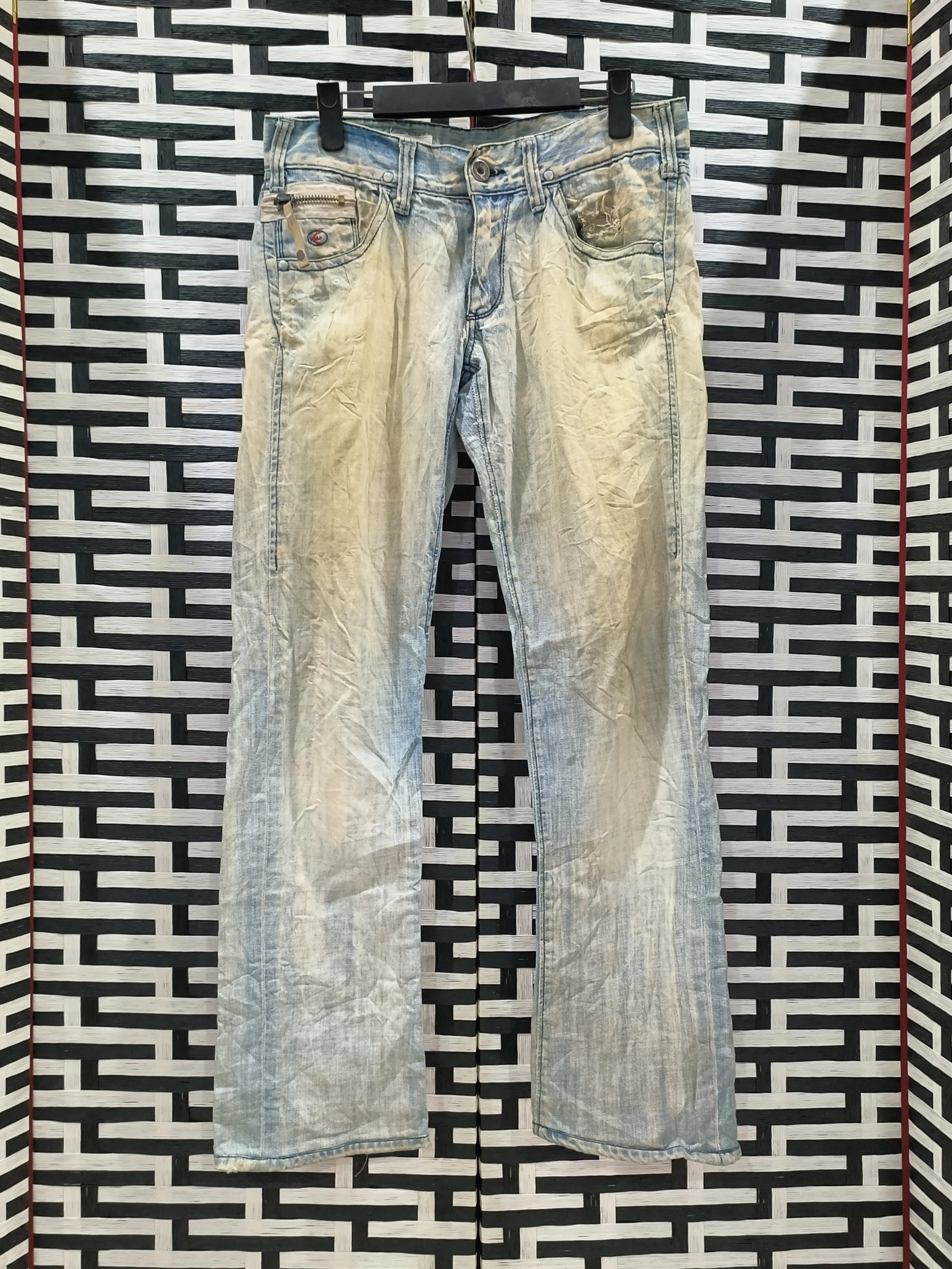 Distressed Energie denim jeans