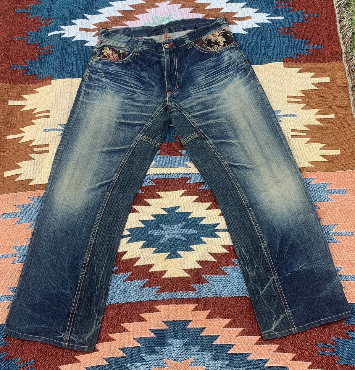 Eternal Embroidery Flowers Motive Jeans