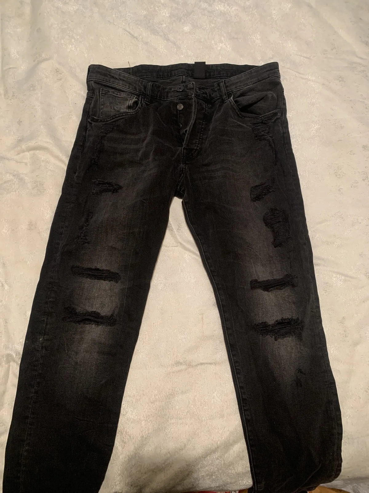 Distressed Clean Jeans