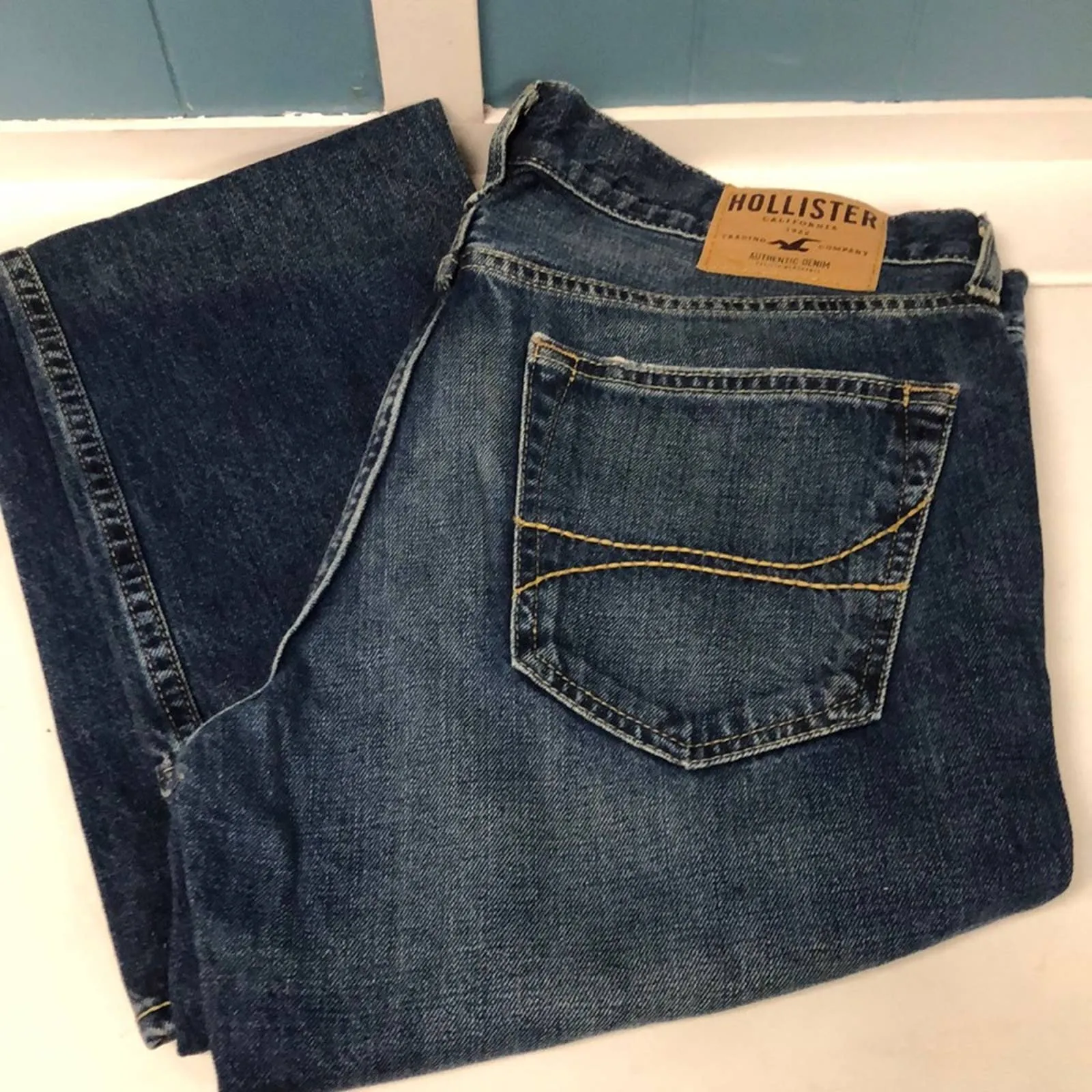 Flawed mens Hollister distressed straight jeans size 33 x 32