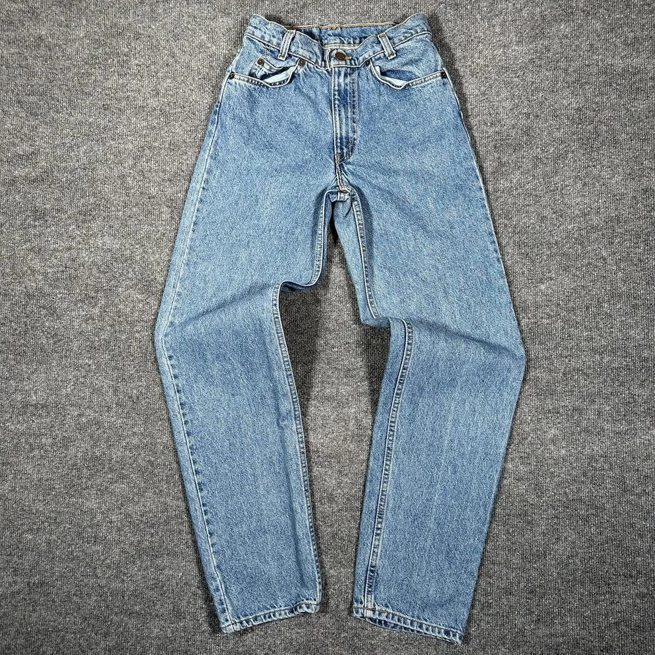 vintage blue levi’s 550 light wash denim jeans