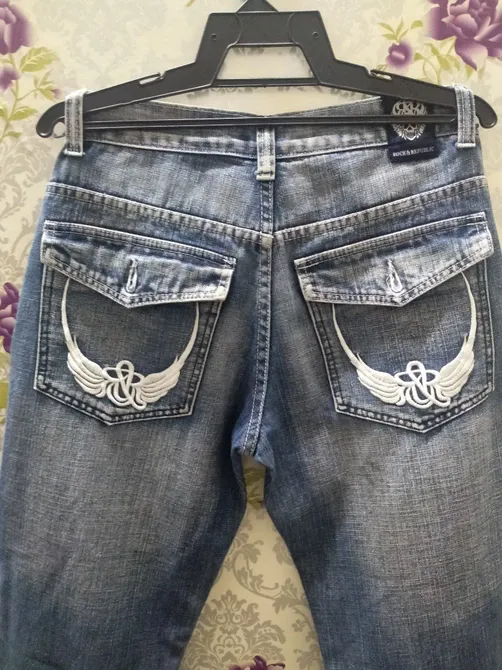 ROCK& REPUBLIC JEANS EMBROIDERED LOGO BACK