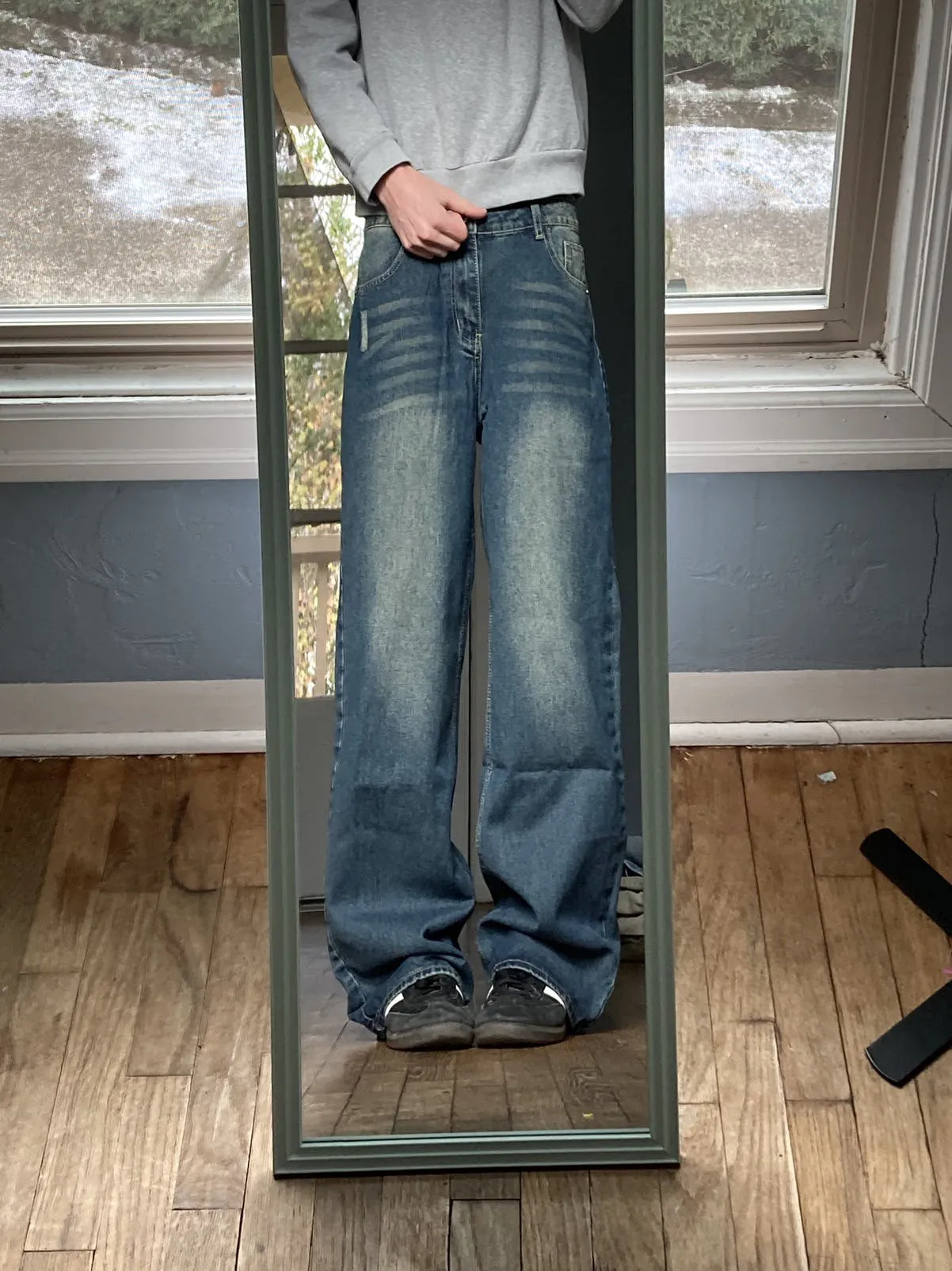 Baggy faded jeans