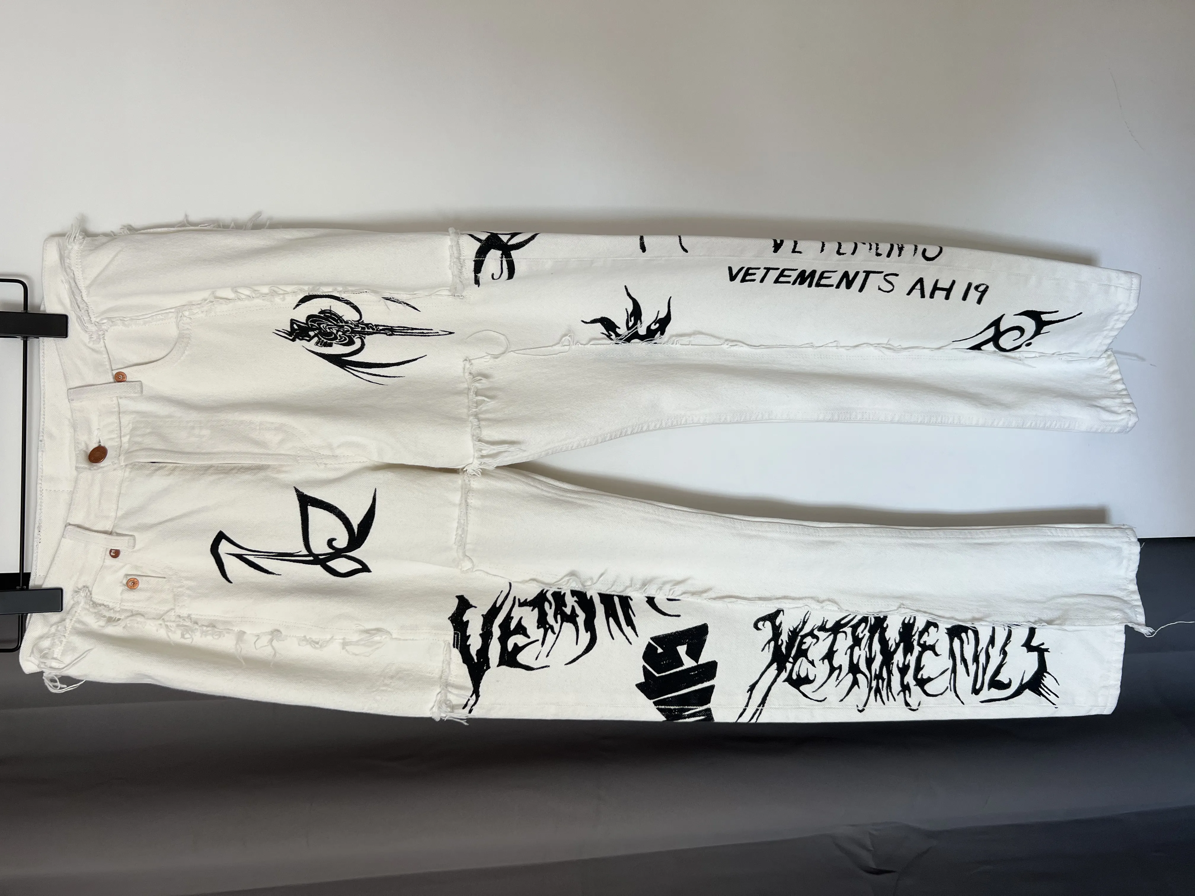Vetement X Levi’s white graffiti logo jeans