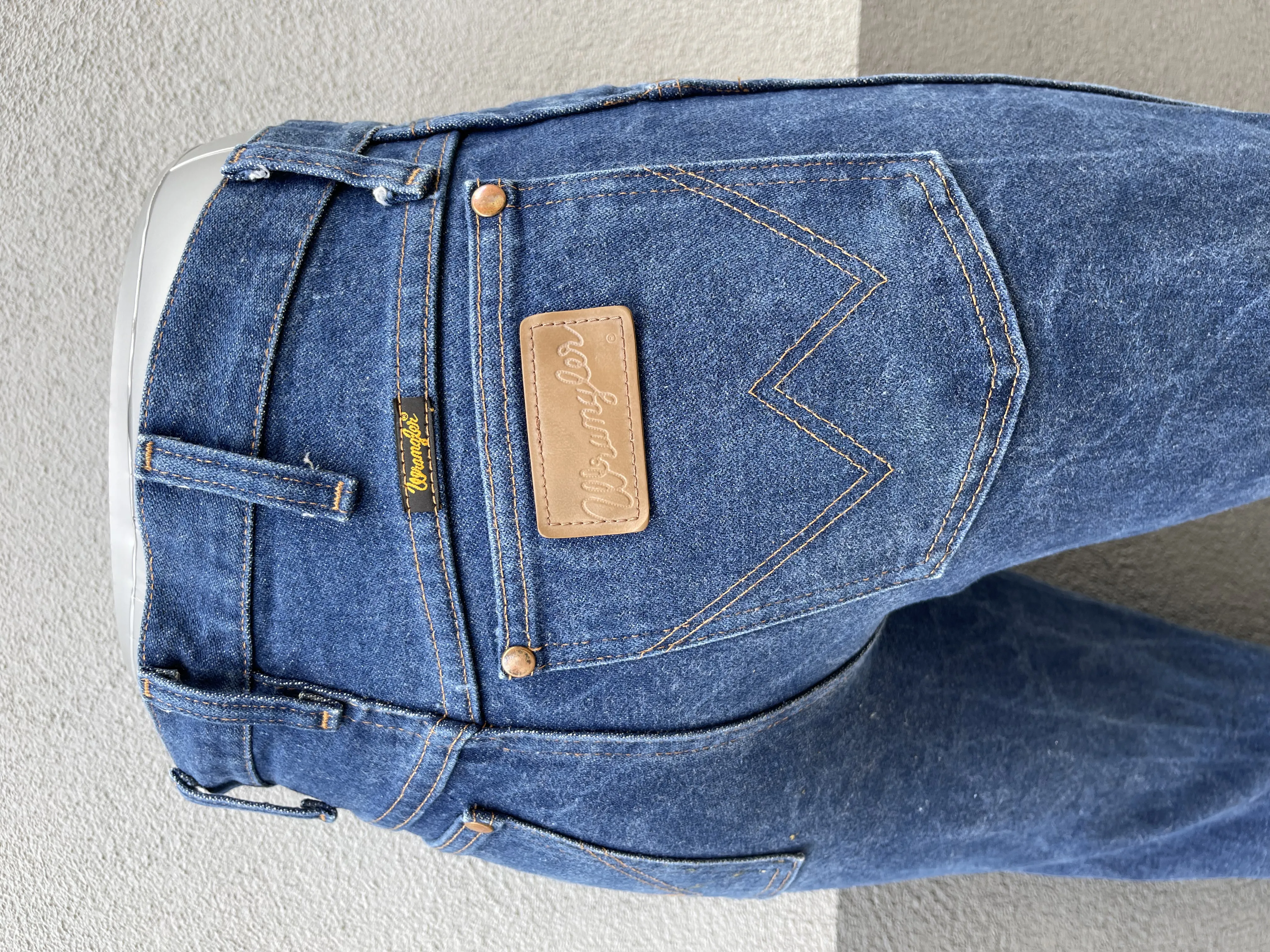 W28 L29 Vintage Wrangler Medium Rise Dark Wash Jeans