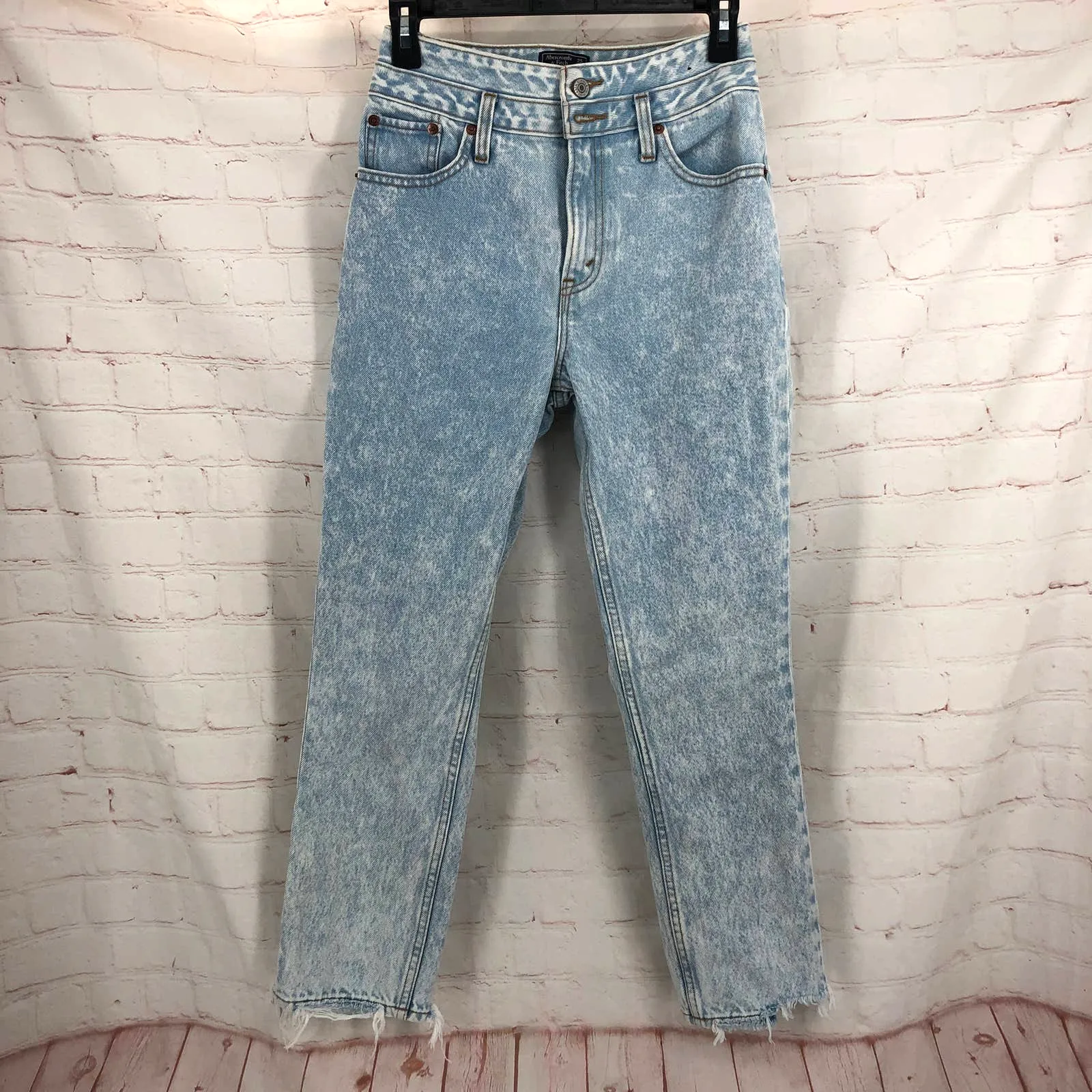 Abercrombie & Fitch light acid wash jean 25