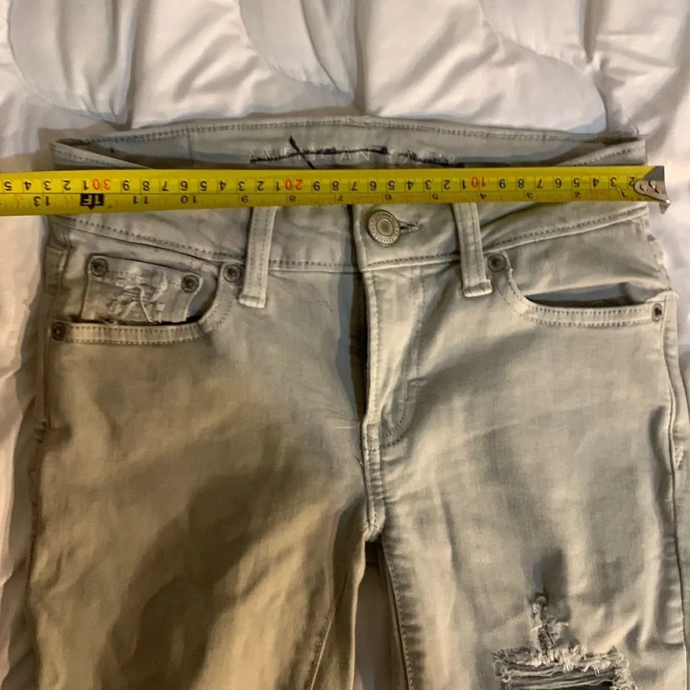 American Eagle Size 00 Super Strechy off white Jeans. Lots o