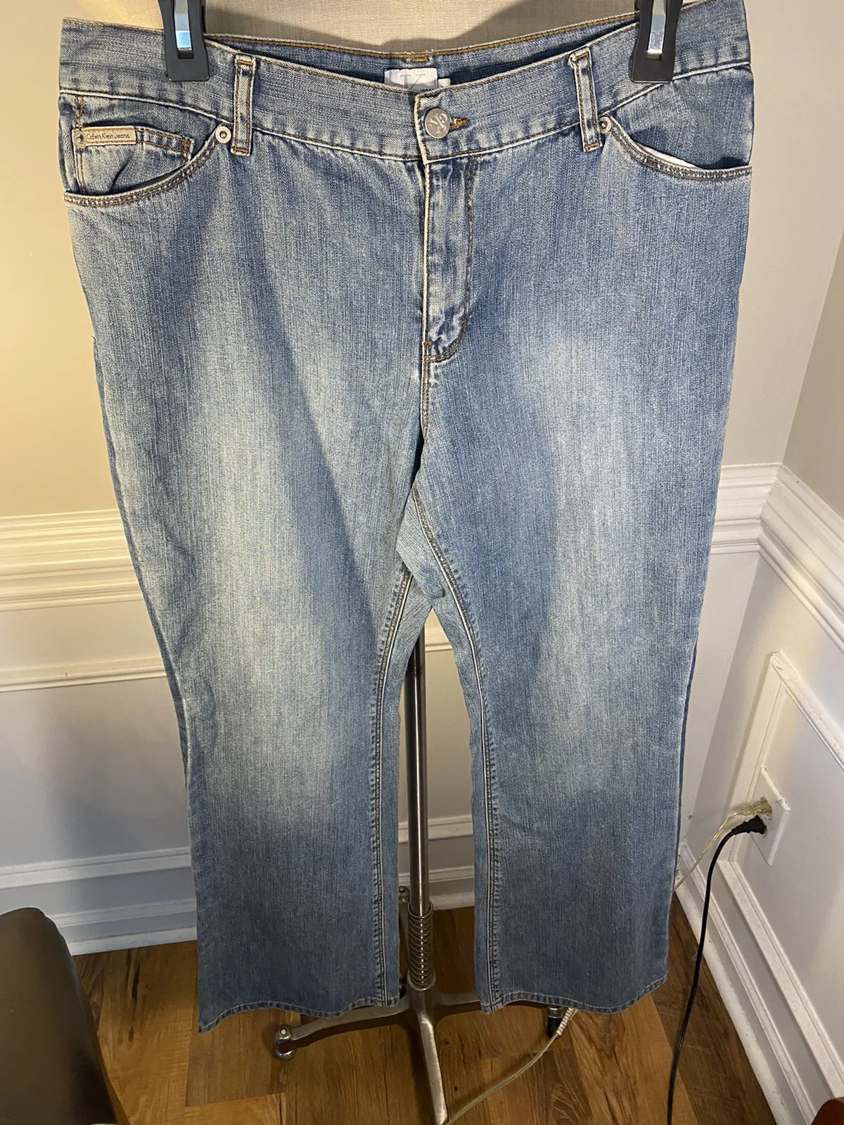 LADIES! calvin klein jeans with rhinestone trim.(88)