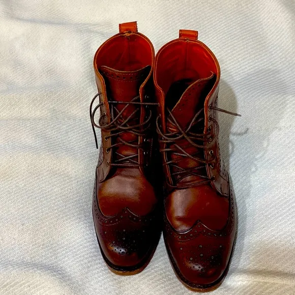 Gorgeous Allen Edmonds lace up boots with ombre leather