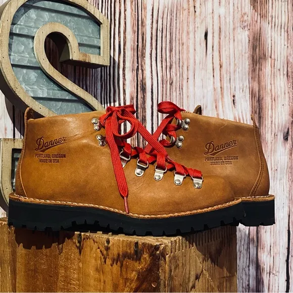 Danner Mountain Light Cascade Boots
          
      NWT