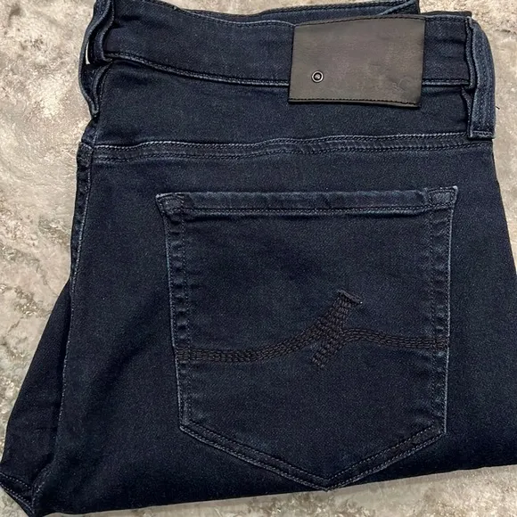 34 Heritage Courage Mid-Rise, Straight Jean. 33/34, Dark Navy, Great Condition.