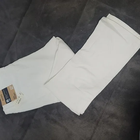 Aeropostale White Slim Straight Jean 27x28
          
      NWT