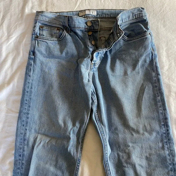 Slim fit, light washed jeans.