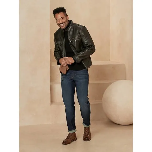 Banana Republic Tapered World Traveler Jean 29/32 Medium Wash
          
      NWT