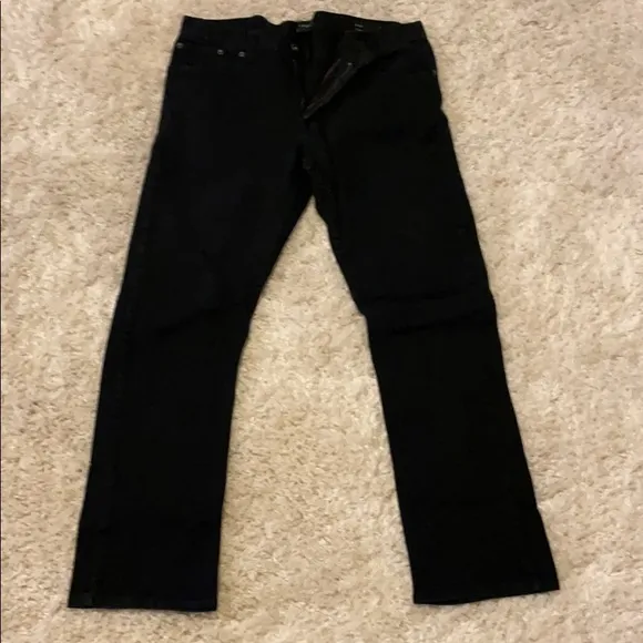 Men’s black slim fit jeans.