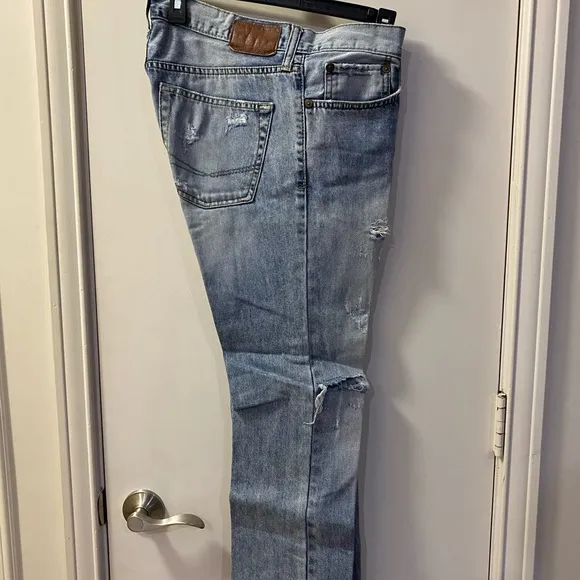 ITEM: BULLHEAD DENIM CO. RIPPED JEANS
SIZE: 31/32
