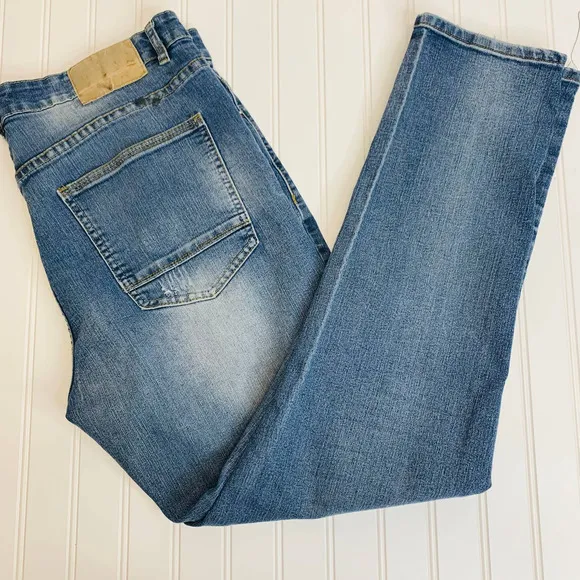 Company 81 Distressed Jeans Sz 38 / 32