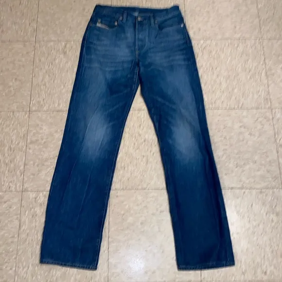 Diesel Vintage Straight Cut Jeans in Blue size 29x32