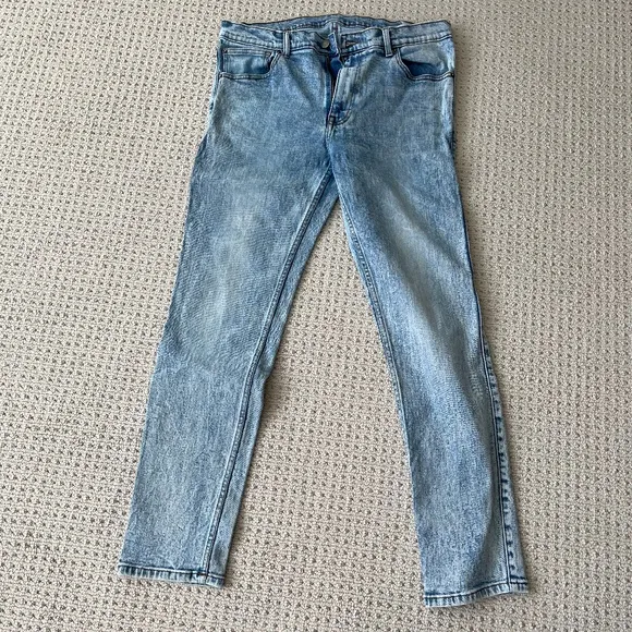 Gently used, DR Denim in Clark style jeans, in the Foggy blue color!