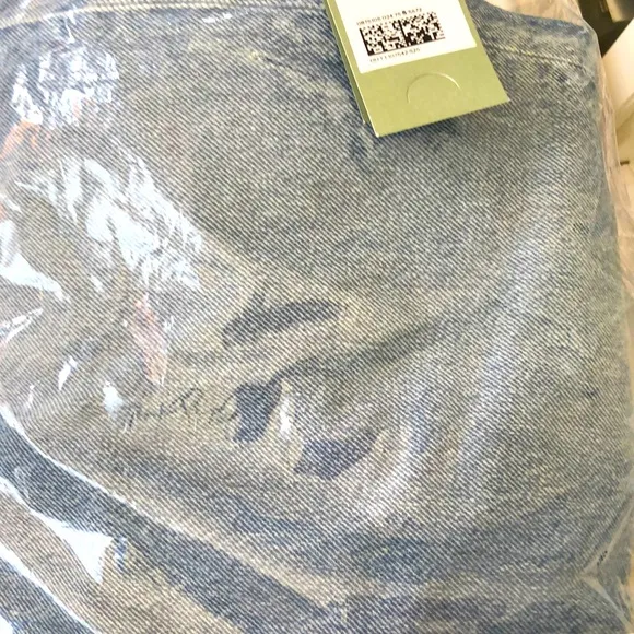 H&M RELAXED JEANS 32/32
          
      NWT