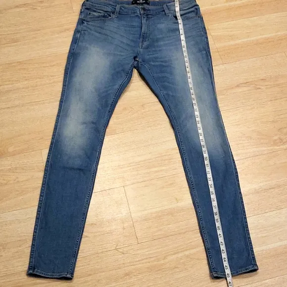 HOLLISTER  JEANS
          
      NWT