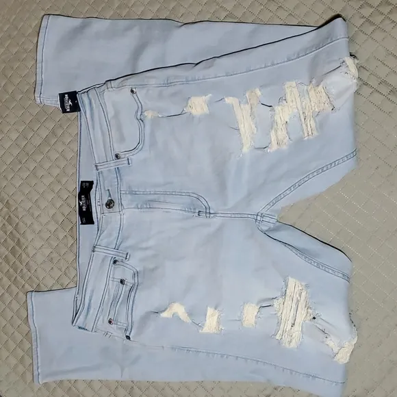 Hollister Men's Ripped Taper Jeans
          
      NWT