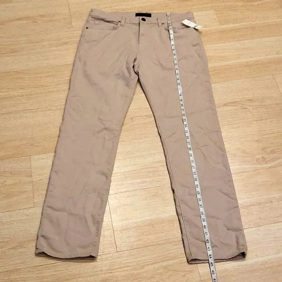 J BRAND JEANS 👖
          
      NWT