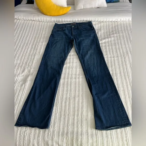 FREE TEE/ JAMES JEANS DENIM JEANS