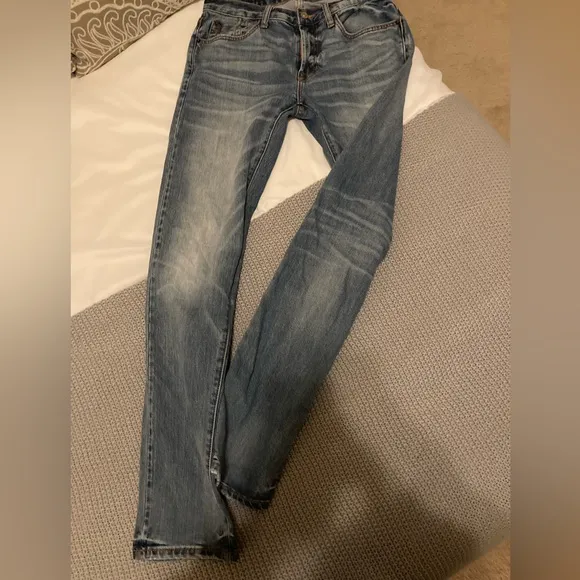 Men’s Jeans- worn a handful of times… no damage- EUC