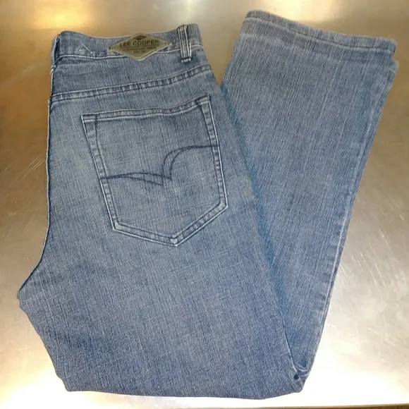 Lee Cooper Size 32x30 Straight Blue Jeans!