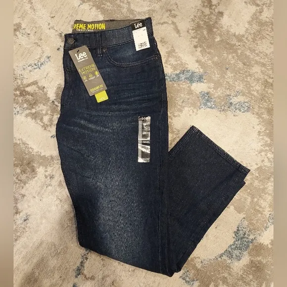 NWT Men's Lee Extreme Motion Straight fit, taper leg, dark denim. Size 36x30
          
      NWT