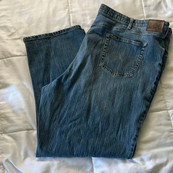 🌼 Big & Tall Men’s Lee jeans, in excellent preloved condition! Size 54x32 ✨