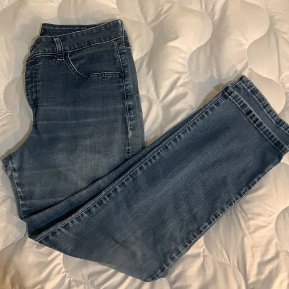 Lee Jeans Waist 32. Inseam 28 inches Altered