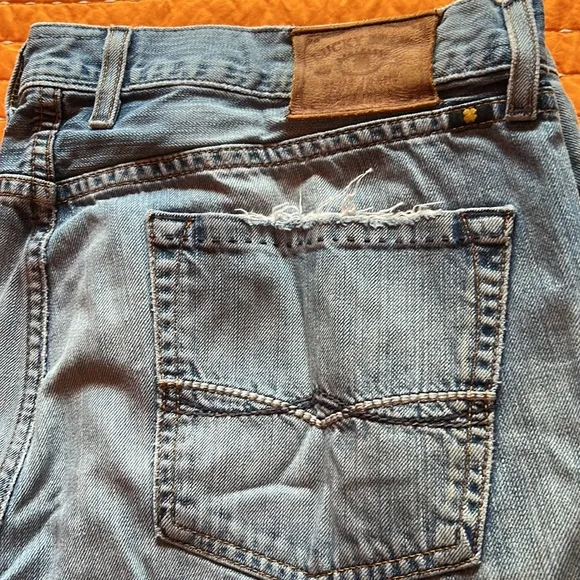 Lucky Brand Vintage men’s Straight  36x32  zippered fly  distressed