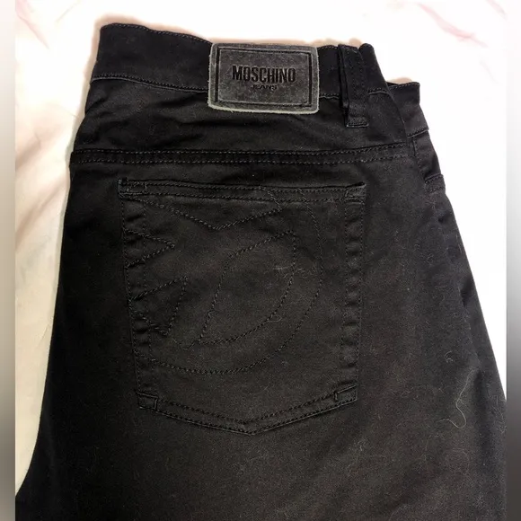 Moschino straight black jeans. Button fly. Size 40. Made in Italy.