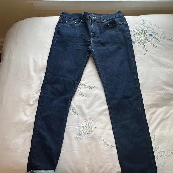 Men’s Mott & Bow slim fit medium wash jeans.