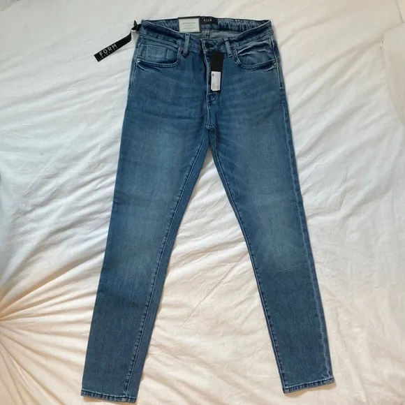 Neuw Iggy skinny Jean in light wash. NWT
          
      NWT