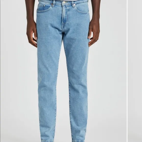 NWT- MEN’S Paul Smith Tapered Fit Light Wash Jean (38)
          
      NWT