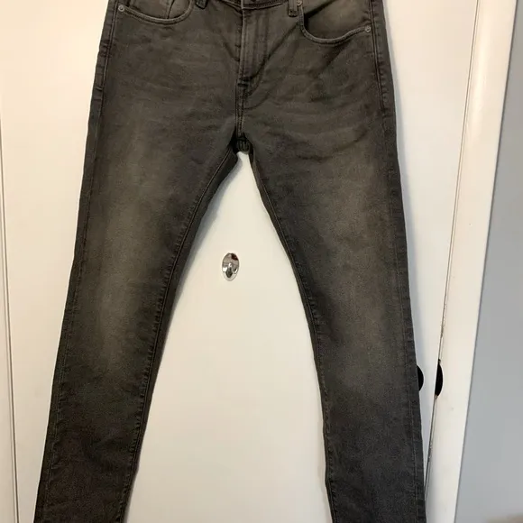 Men’s size 32X33 good condition, no stains.