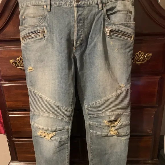 Light blue slim fit jeans. In great shape