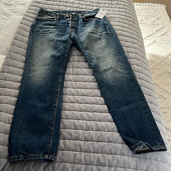 Brand new pair of Re/Done mens jeans. Size 32 by 32.
          
      NWT