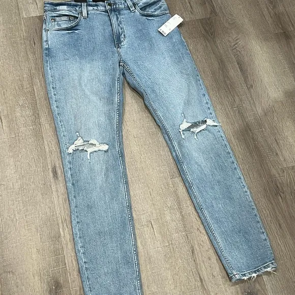 Brand New With Tags NWT Men’s Rolla’s 32x32 Slim Fit Light Wash Distressed Jeans
          
      NWT