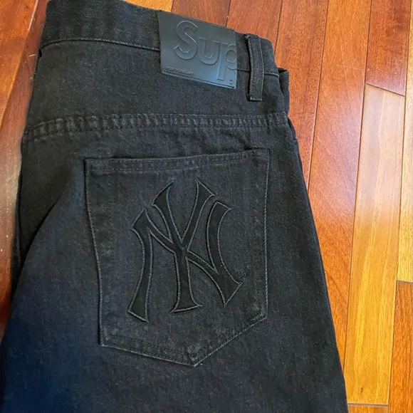 Supreme jeans
          
      NWT