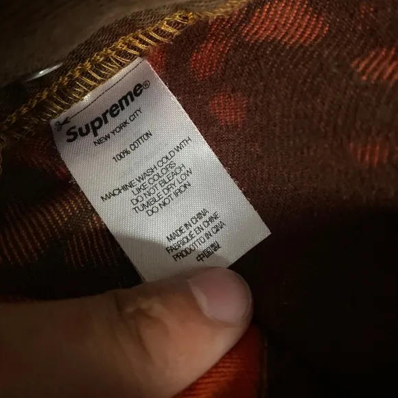 Supreme bleachi jeans. Very rare piece, and it’s size 32. Brand new with bag.
          
      NWT